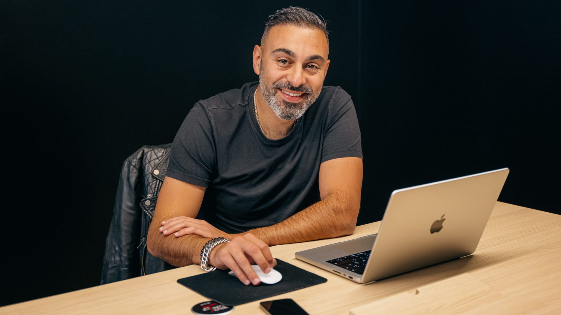 Vincent Grimaldi, fondateur de HelloLead, à son bureau à Mons